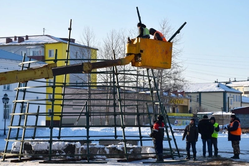 Поронайск начали украшать к новогодним праздникам