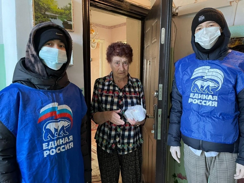 Поронайские волонтёры продолжают доставлять лекарства горожанам старшего поколения