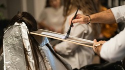 Лунный календарь окрашивания волос на октябрь 2024 года: удачные дни, модные тенденции