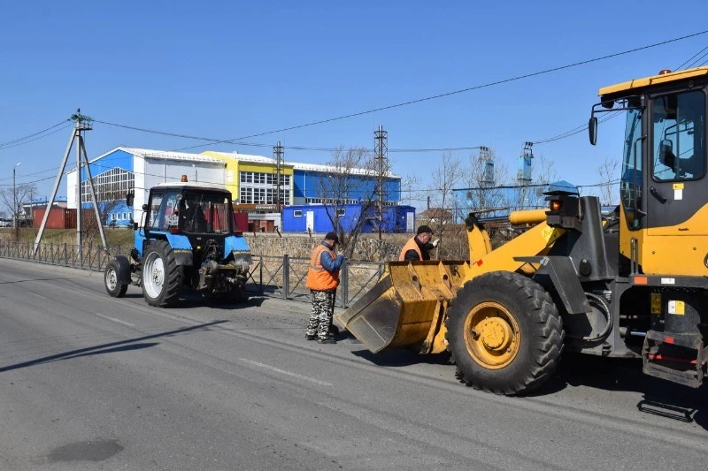 В Поронайске начался ямочный ремонт автомобильных дорог