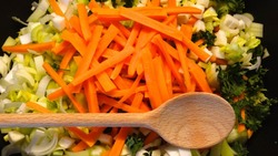 Салат-выручалочка на Новый год 2025: вкусный и быстрый рецепт 
