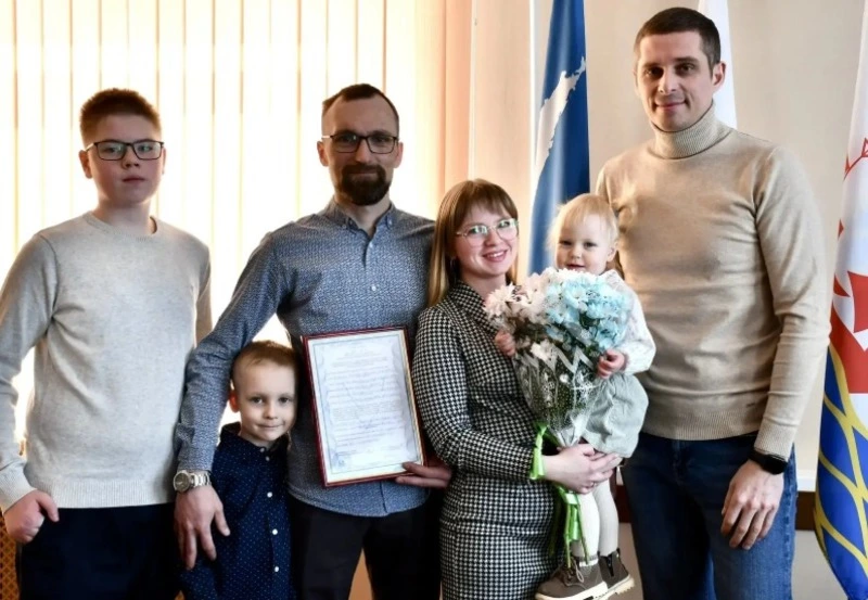 Педагоги из Поронайска получили жилищный сертификат по программе «Молодая семья»