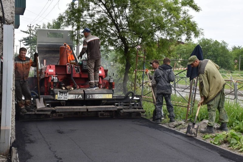 По улице Победы в Поронайске обновляют тротуар