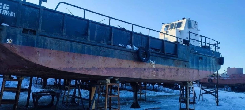  Судоходную баржу «Восток-01», перевозящую грузы через реку Поронай, капитально отрем