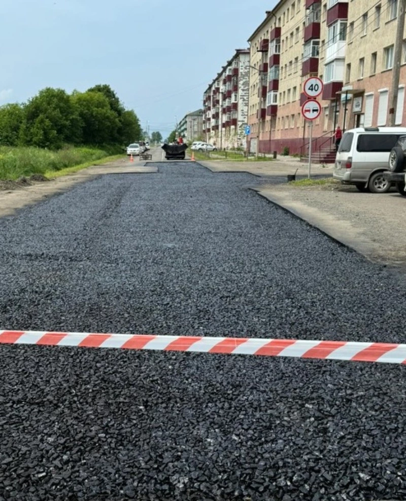 В Поронайском районе продолжается работа по ямочному ремонту дорог.
