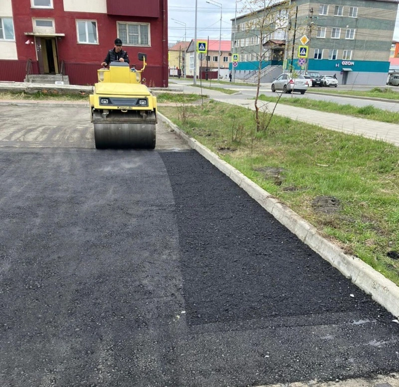 В Поронайском районе продолжается ямочный ремонт автомобильных дорог и дворовых территорий