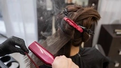 Лунный календарь стрижек на декабрь-2024: неудачные даты для похода в парикмахерскую