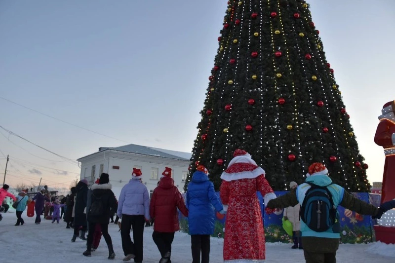  В Поронайске открыли главную елку района