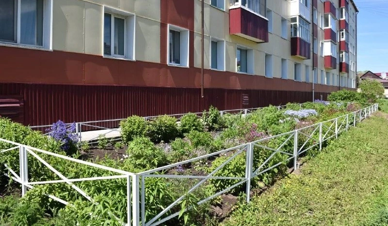 Новое озеленение и декоративные ограждения появились во дворах-победителях конкурса «Лучший двор»