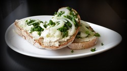 Колбаса останется в стороне: рецепт вкусной «намазки» с колбасным сыром из СССР