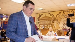 Губернатор Сахалинской области одним из первых проголосовал на выборах президента РФ