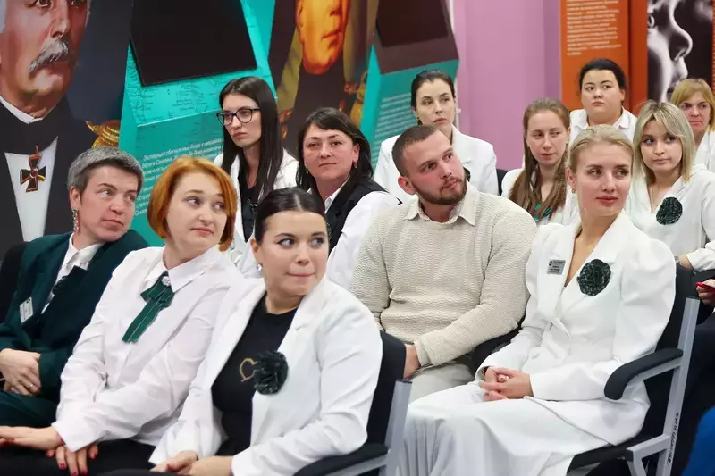 Малые архитектурные формы, компьютеры для киберспорта и автобус. Председатель правительства области 