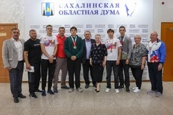 Сегодня депутаты Сахалинской областной Думы встретились с победителями соревнований по мас-рестлингу