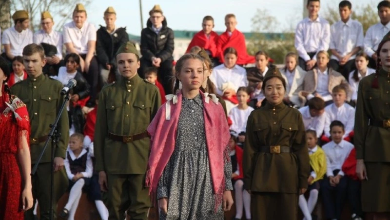 Концерт, посвященный окончанию Второй мировой войны в школе № 7 города Поронайска
