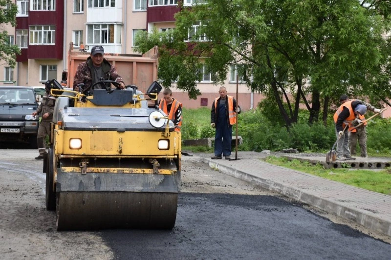 В Поронайском районе продолжается ямочный ремонт дворовых территорий