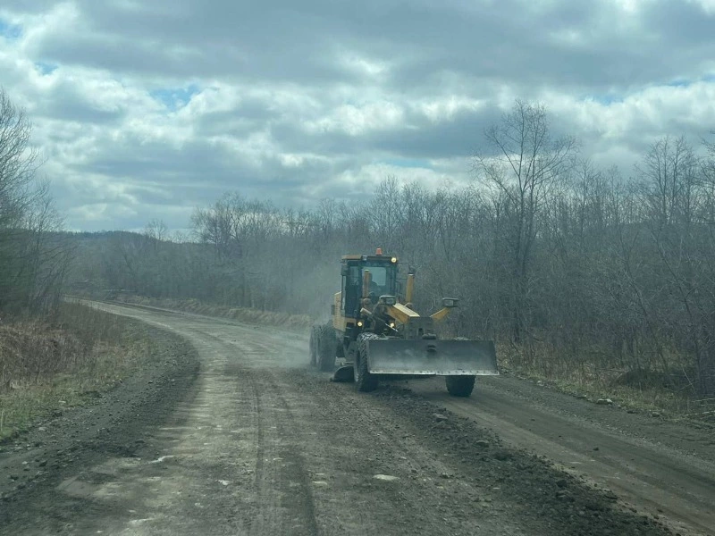 В Поронайском районе продолжаются работы по содержанию грунтовых дорог🛣