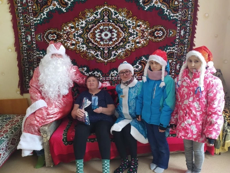  Каждый человек, сколько ни было бы ему лет, верит в чудеса, особенно под Новый год. 