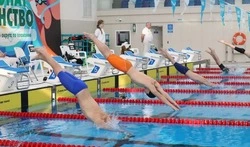 Первый соревновательный день принес поронайцам золото и серебро чемпионата области по плаванию
