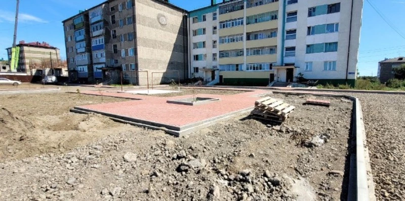 Дворы Поронайска продолжают приводить в порядок