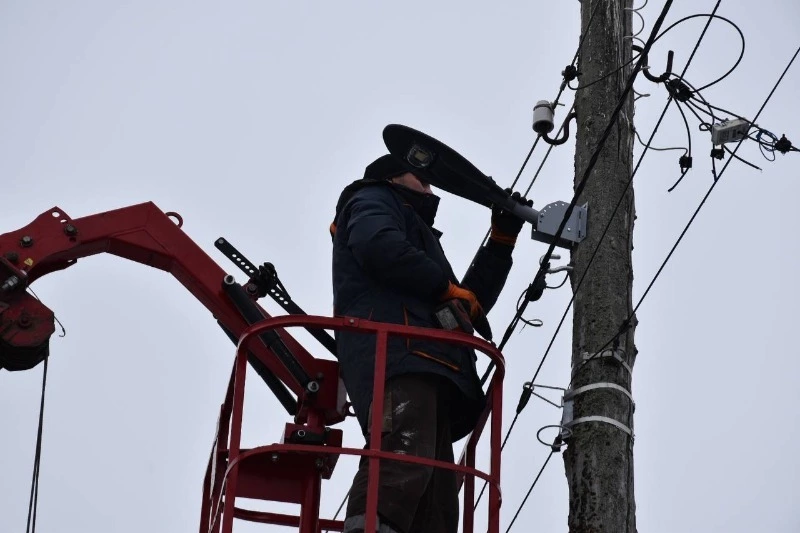 В Поронайском районе продолжаются работы по освещению улиц💡