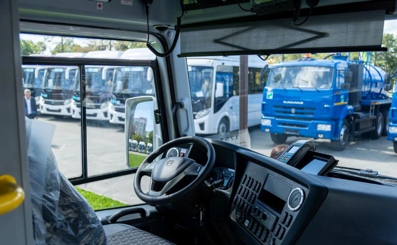Муниципалитетам Сахалина передали новые автобусы и КамАЗы на экологичном топливе