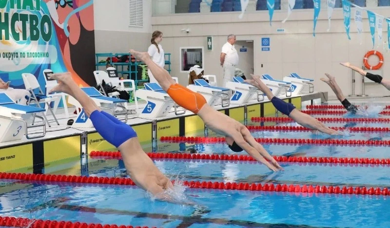 Первый соревновательный день принес поронайцам золото и серебро чемпионата области по плаванию