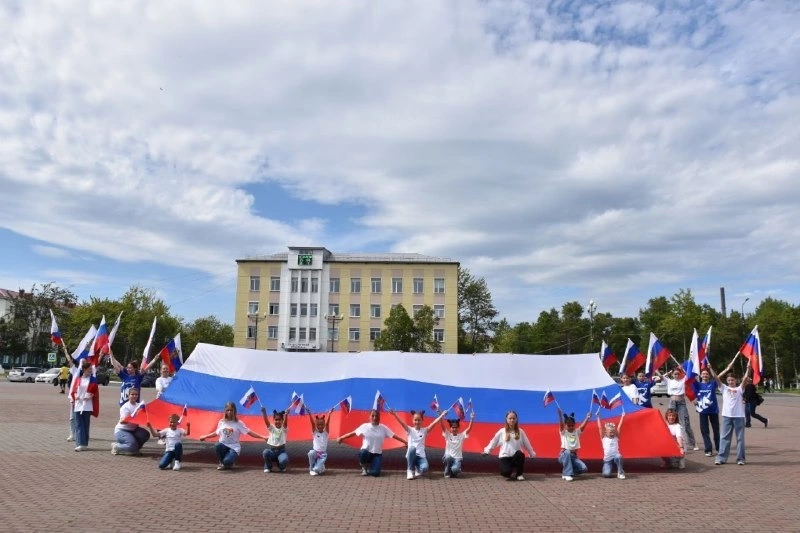 На площади имени Героя Советского Союза В.В. Пермякова развернули большой государственный флаг