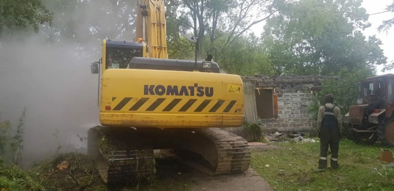 В Гастелло сносят старое здание ФАПа