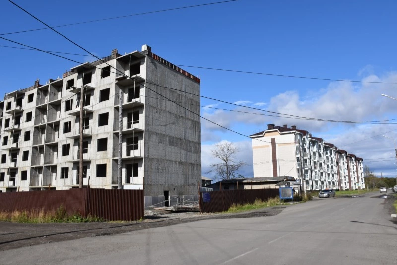 В Поронайске возводят три дома для переселенцев из аварийного жилья