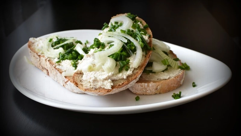 Колбаса останется в стороне: рецепт вкусной «намазки» с колбасным сыром из СССР
