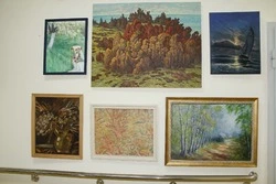 Сахалинские художники передали картины «Долголетию» 