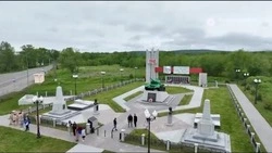 Губернатор Валерий Лимаренко и члены правительства возложили цветы к мемориалу в Леонидово