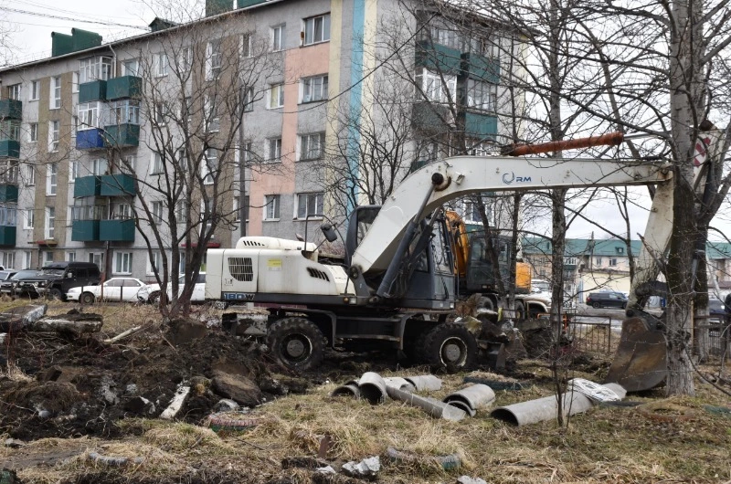 В Поронайске приступили к капитальному ремонту двора