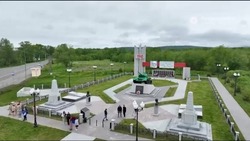 Губернатор Валерий Лимаренко и члены правительства возложили цветы к мемориалу в Леонидово