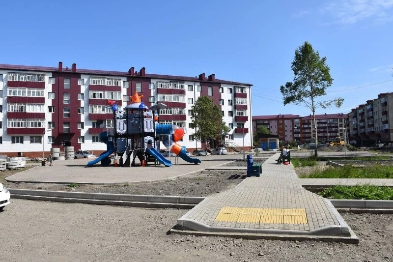 В Поронайском районе продолжается благоустройство дворовых территорий